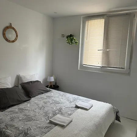 Location In Private Security With Free Parking, 6 Min To Center, 1 Min For Transports Available Nizza