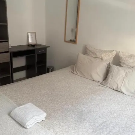Location In Private Security With Free Parking, 6 Min To Center, 1 Min For Transports Available Ubytování v soukromí