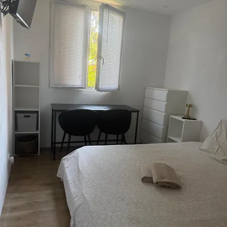 Location In Private Security With Free Parking, 6 Min To Center, 1 Min For Transports Available Ubytování v soukromí *